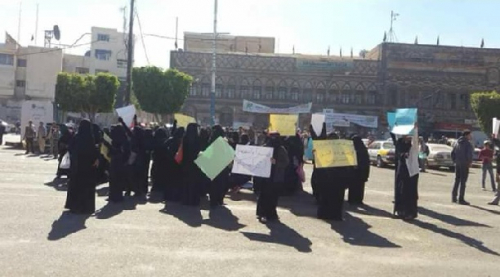 الحوثيون يختطفون نساء تظاهرن ضدهم بصنعاء طالبن بعصيان مدني شامل