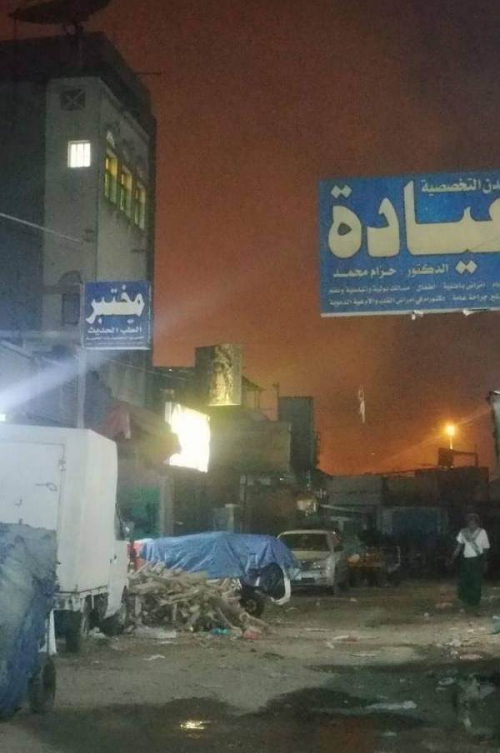عدن :حريق يلتهم بسطة لبيع الألعاب النارية في الشيخ عثمان