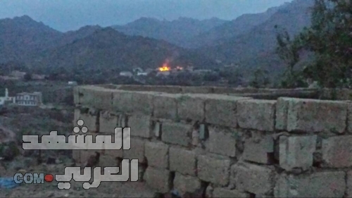 احتراق ثلاثة منازل جراء قصف مليشيات الحوثي قرية سون غرب مريس
