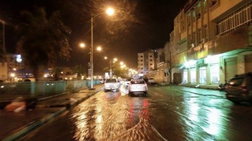 أمطار غزيرة بعاصمة حضرموت وتدفق السيول يقطع الطرق والكهرباء