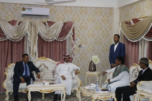 السفير السعودي يصل المهرة ويناقش مع المحافظ احتياجات المحافظة من الخدمات