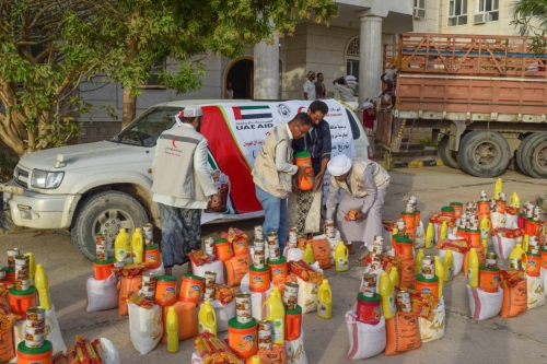 الهلال الأحمر الإماراتي يوزع مساعات غذائية على أهالي الديس الشرقية بحضرموت