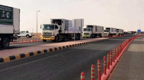 18 شاحنة إغاثية سعودية تعبر منفذ الوديعة باتجاه الحديدة