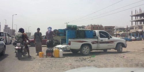 أزمة الوقود تشعل سوقا سوداء لبيع المشتقات النفطية في عدن
