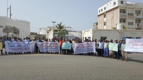 عمال ميناء المكلا يصعّدون من احتجاجاتهم الرافضة لقرارات الجبواني الهادفة «لأخوَنَة الميناء»