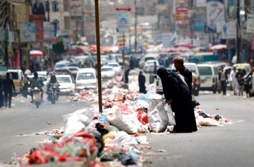 بأوامر الدوحة .. الحوثي يمارس سياسية التجويع بحق المدنيين