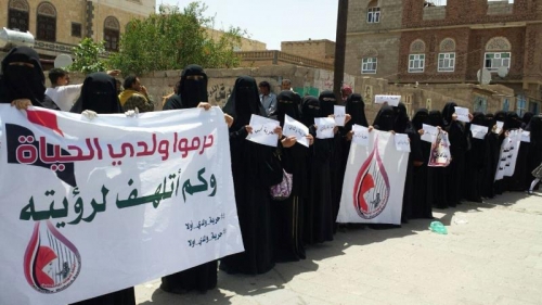 وقفة احتجاجية لرابطة أمهات المختطفين بصنعاء.. و132 مريضا في سجون المليشيا ومصرع 6 حالات
