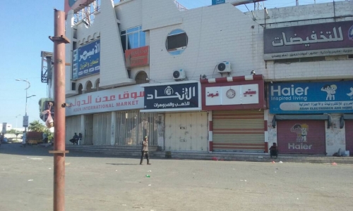 عصيان مدني يشل الحركة التجارية بمديرية الشيخ عثمان في عدن «صور»