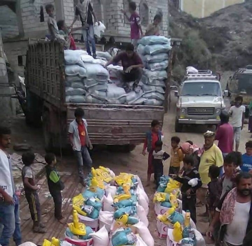الهلال الإماراتي يوزع مساعدات إغاثية في منطقة رخمة بيافع