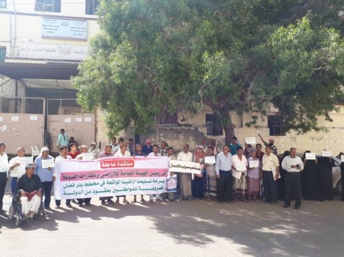 مواطنون ينظمون وقفة احتجاجية في عدن للمطالبة بتسليمهم أراضيهم