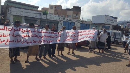 وقفة احتجاجية أمام إدارة أمن عدن للمطالبة بوقف نهب الأراضي