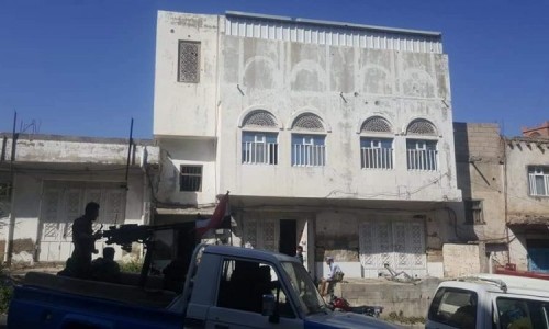 شرطة تعز تكشف تفاصيل العثور على مصنع للمتفجرات بسوق الصميل