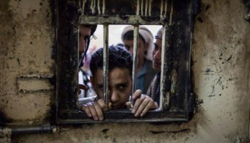 أكاديمي ينقل مشاهد التعذيب من سجون الحوثي