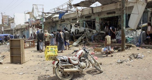 إخماد حرائق بمستودعات شرق الحديدة ناجمة عن قصف حوثي