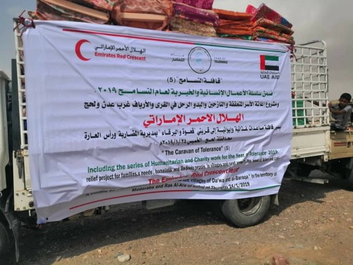الهلال الإماراتي يوزع مساعدات إيوائية في لحج (صور)
