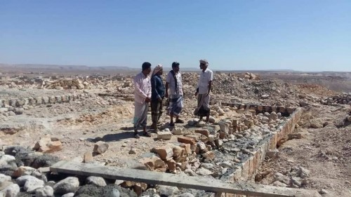 مدير عام غيل بن يمين يتفقد سير العمل في مشروع خزان مياه لقنة دفيش