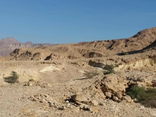 فريق المساحة الجيولوجية والثروات المعدنية يقييم معدن الجبس بجزول - حجر  