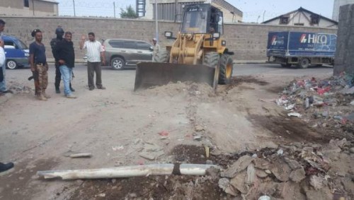 حملة نظافة بمديرية المعلا لإزالة مخلفات البناء ورفع الأتربة