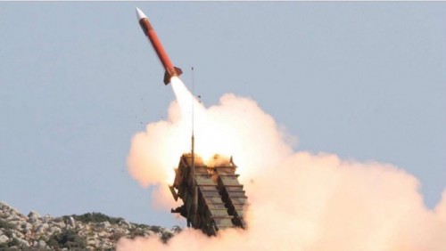 الدفاع الجوي للتحالف يدمر صاروخاً حوثيًّا خلف جبال السديس (صور)