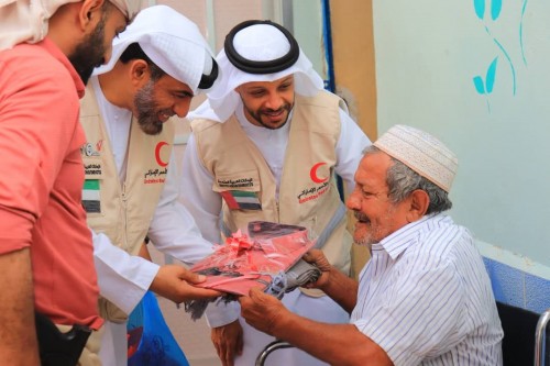 مساعدات إنسانية من الهلال الأحمر إلى دار المسنين في عدن (صور)