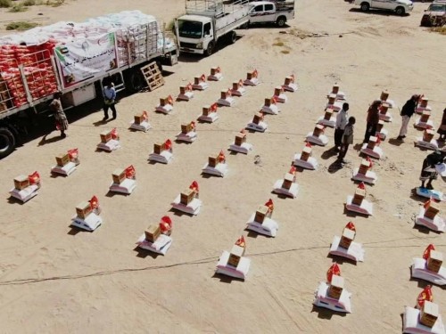 الهلال الإماراتي يوزع 2800 سلة غذائية بمحافظة شبوة (صور)