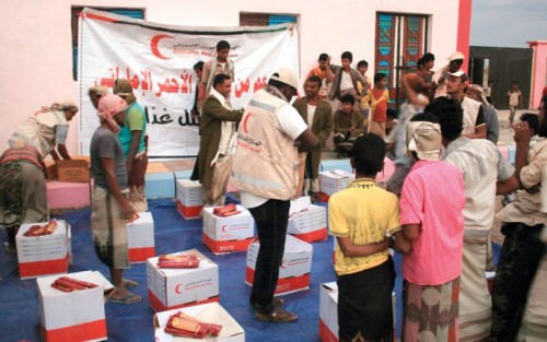 الهلال الإماراتي يوزع 160 طن أغذية في حضرموت ولحج 