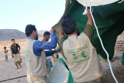 سلمان للإغاثة يوزع مساعدات إيوائية في مديرية حديبو بجزيرة سقطرى (صور)