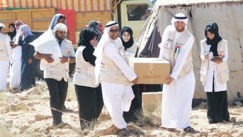 هلال الإمارات يوزع مساعدات غذائية على أهالي المكلا