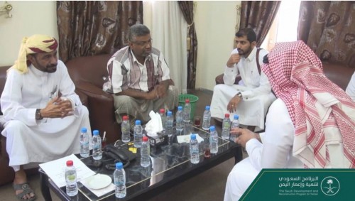ممثل البرنامج السعودي يجتمع مع مسؤولي التعليم في حضرموت