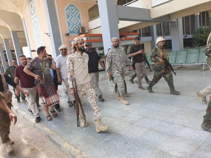تفاصيل زيارة الزُبيدي  لمطار عدن الدولي والنقاط الأمنية في العاصمة