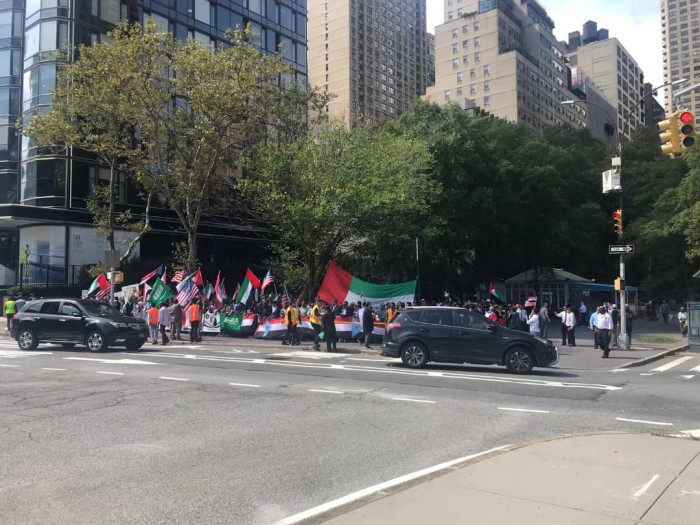 تأييداً ووفاءً للإمارات.. أبناء الجنوب يحتشدون أمام الأمم المتحدة في نيويورك (صور)