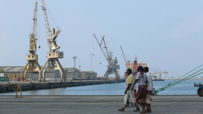 مليشيات الحوثي تمنع 13 سفينة من دخول ميناء الحديدة 