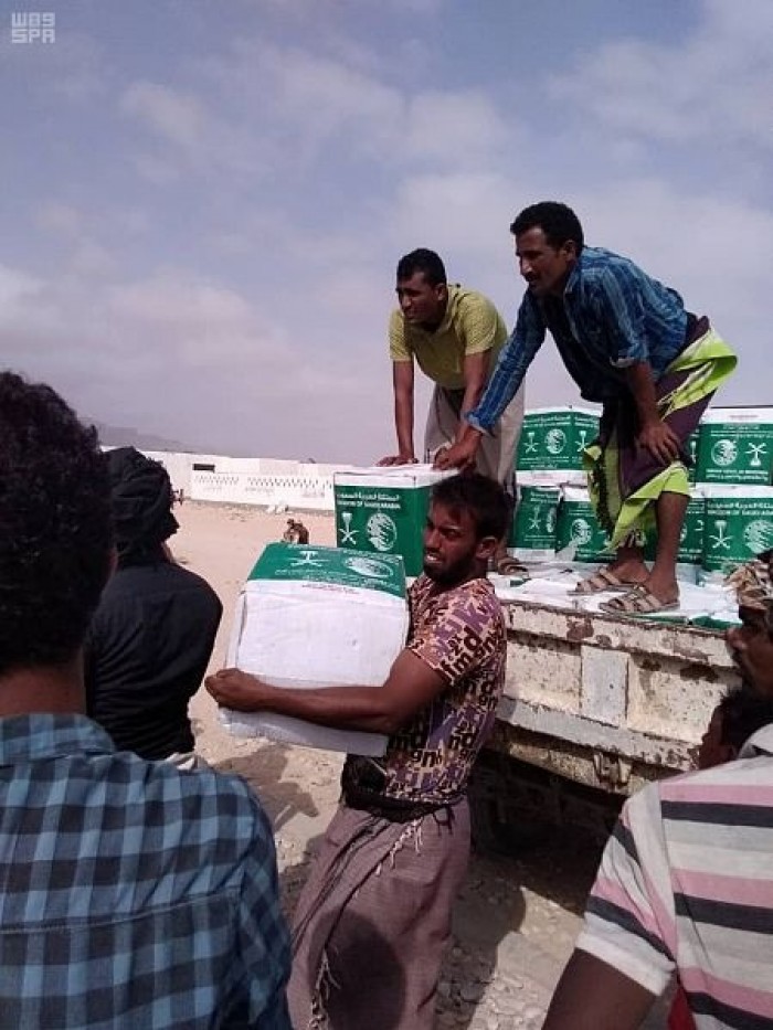بدعم سعودي.. توزيع سلال غذائية في مديرية رازح بصعدة