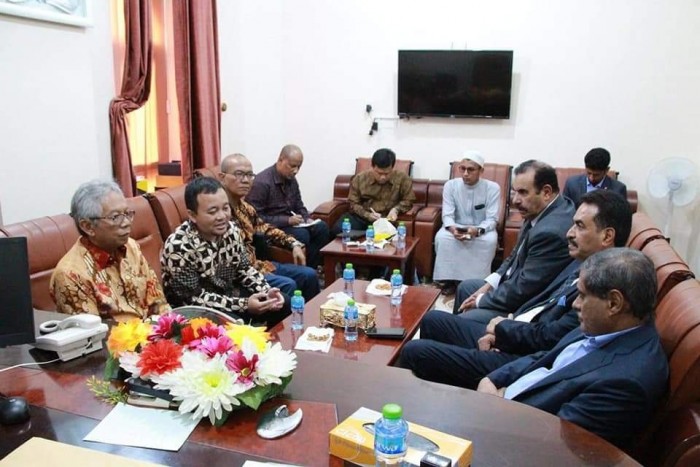 لقاء لتعزيز التعاون بين محافظ حضرموت والسفير الإندونيسي 