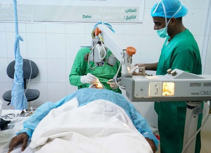 بدعم سعودي.. إجراء 64 عملية تخصصية لمرضى العيون في المكلا (صور)