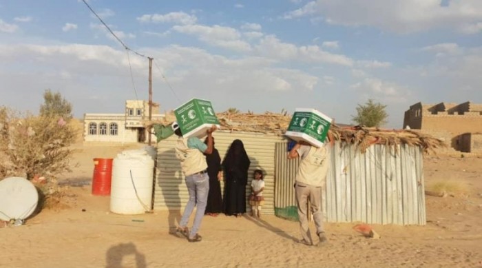 بدعم سعودي.. توزيع سلال غذائية بالمناطق المحاذية لصعدة