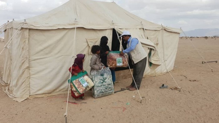 مساعدات إيوائية من السعودية للنازحين بالجوف (صور)