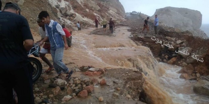أمطار سقطرى تقطع الطريق الرابط بين حديبوة ومناطق المطار