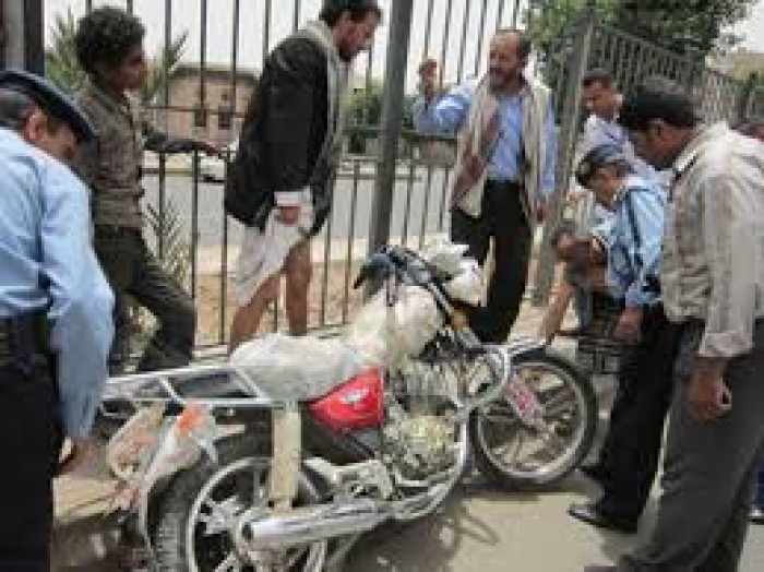 ردا على الاغتيالات.. التحالف العربي يحظر الدراجات والأسلحة غير المرخصة في عدن