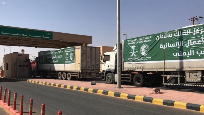 في 4 أيام.. 23 شاحنة تعبر منفذ الوديعة محملة بمواد إغاثية (صور)