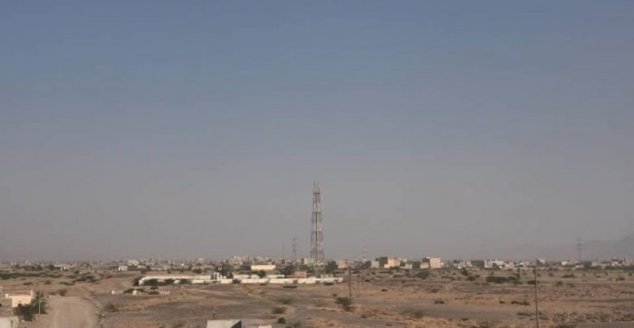 بالأسلحة القناصة.. مليشيات الحوثي تستهدف مزارع المواطنين في حيس 