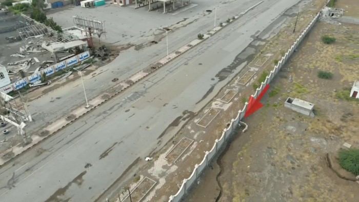 استعدادا لمعركة طويلة.. الحوثي يحاصر نقاط المراقبة الأممية بالخنادق (فيديو)