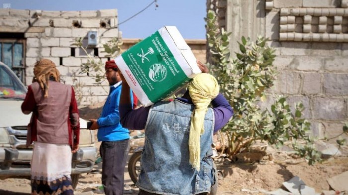 900 سلة غذائية من السعودية للنازحين في الضالع