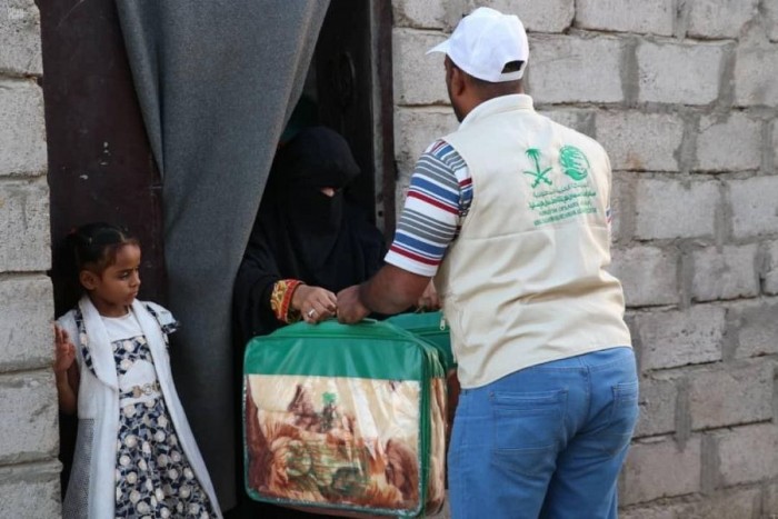 السعودية تقدم مواداً إيوائية للنازحين بمأرب