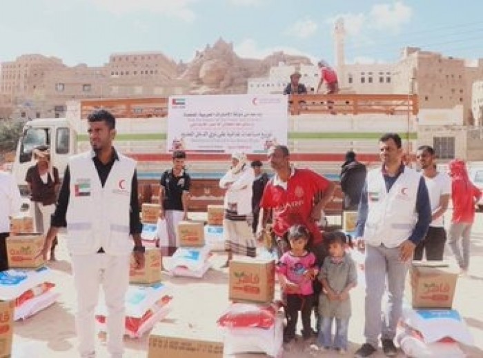 بدعم إماراتي..توزيع مساعدات غذائية على أهالي مديرية حبان بشبوة (صور)