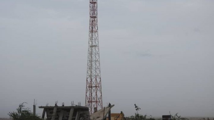 بالمدفعية الثقيلة.. مليشيا الحوثي تقصف مواقع المشتركة بالفازة