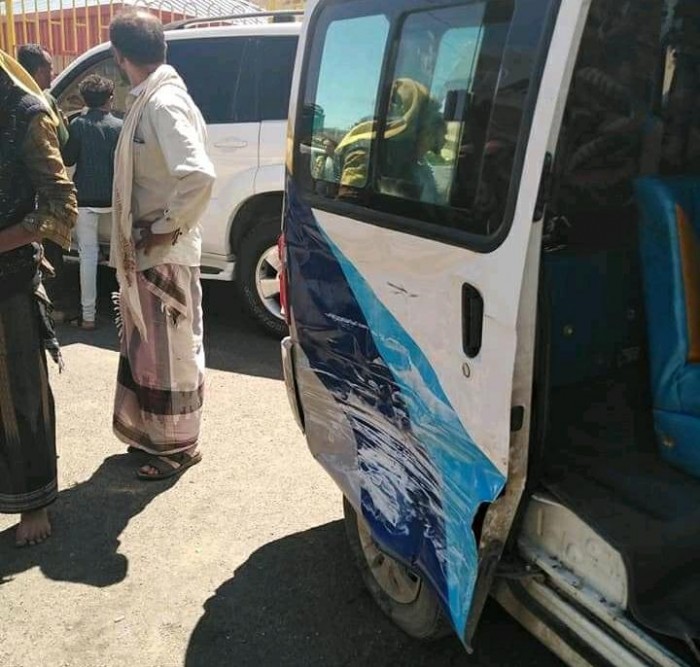 نجل مدير أمن تعز يصدم حافلة ويحبس سائقها