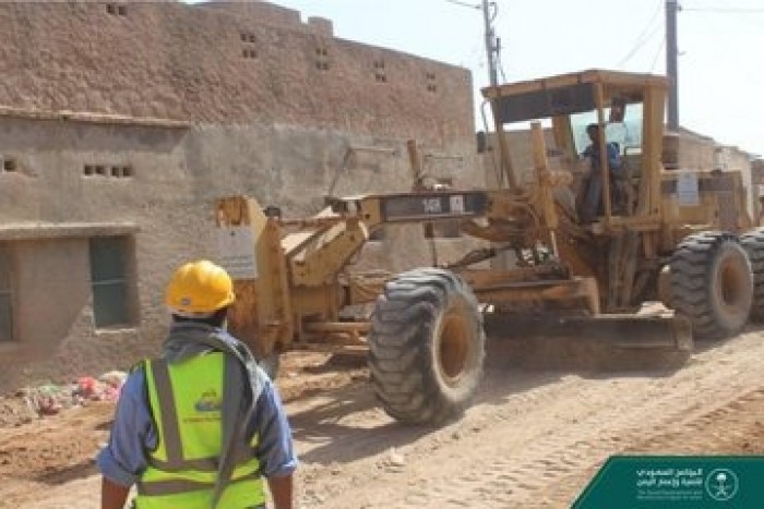 بدعم سعودي..إعادة تأهيل الطرق الداخلية بمديرية حديبو (صور)