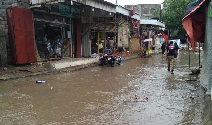 اختلاط الصرف الصحي بالأمطار في الحوطة (صور)