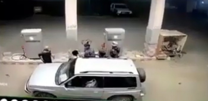 لخلافات قضائية.. قيادي إخواني بشبوة يروع مواطنا (فيديو)